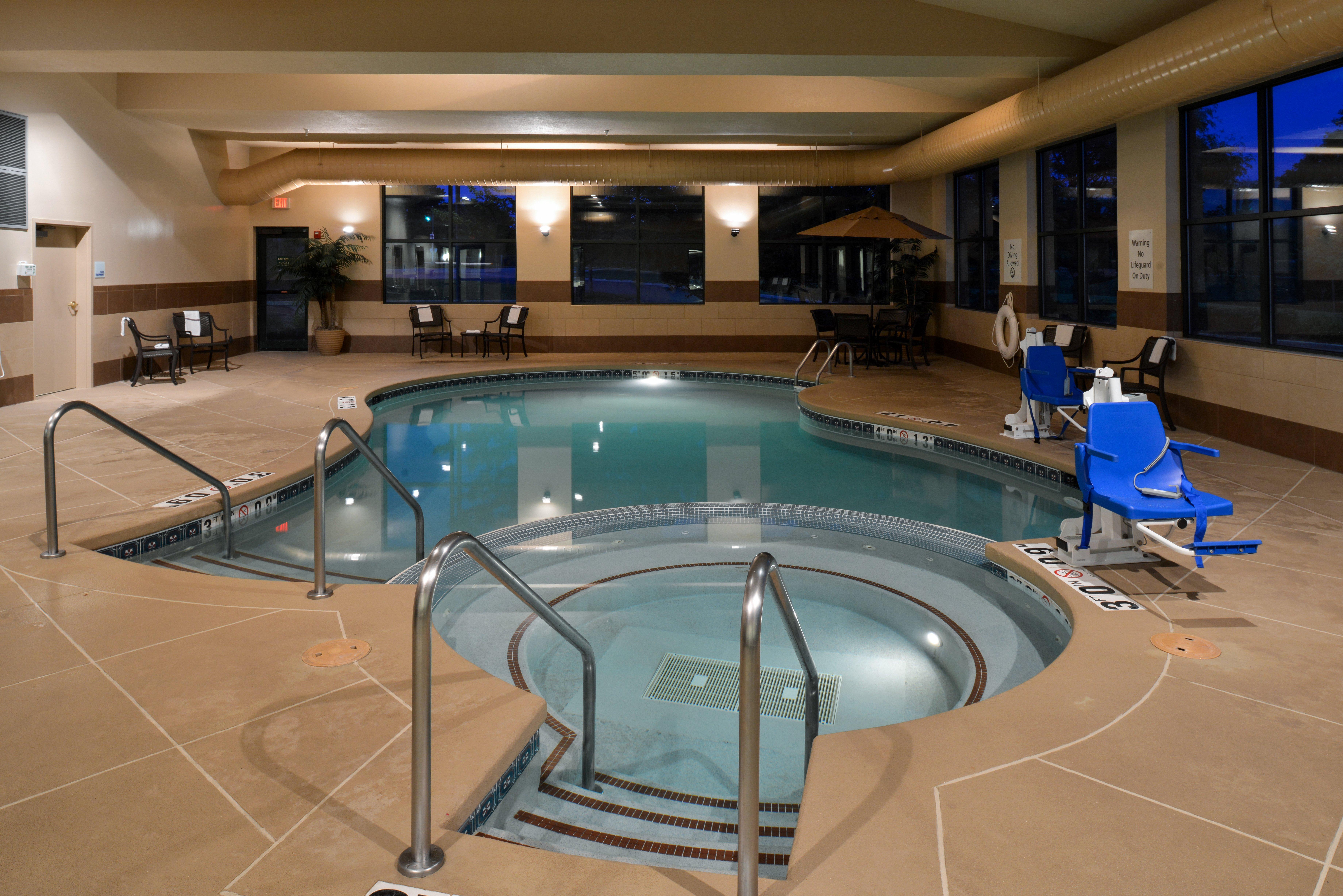 Holiday Inn Express Hotel & Suites Milwaukee-New Berlin By Ihg Exterior foto