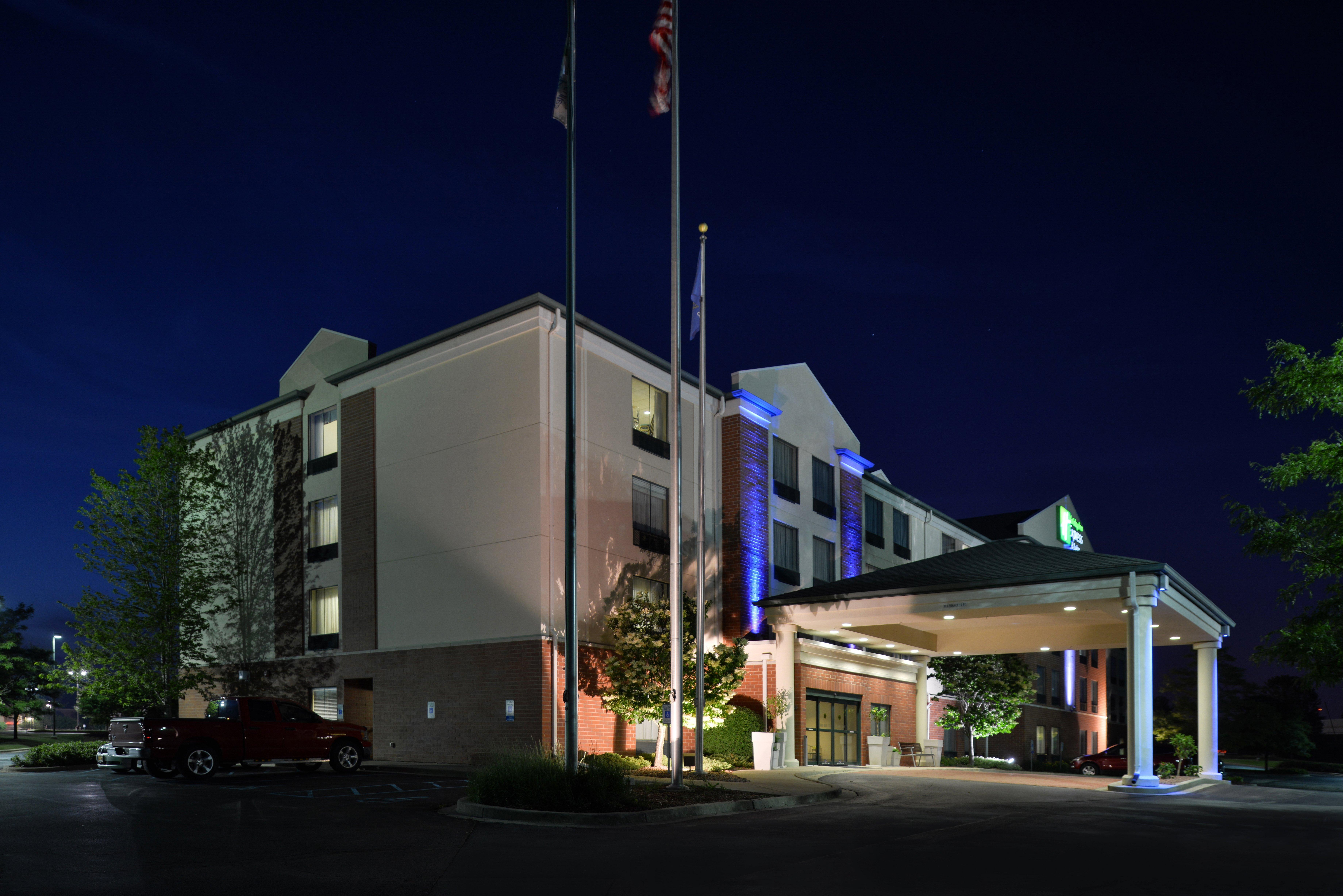 Holiday Inn Express Hotel & Suites Milwaukee-New Berlin By Ihg Exterior foto